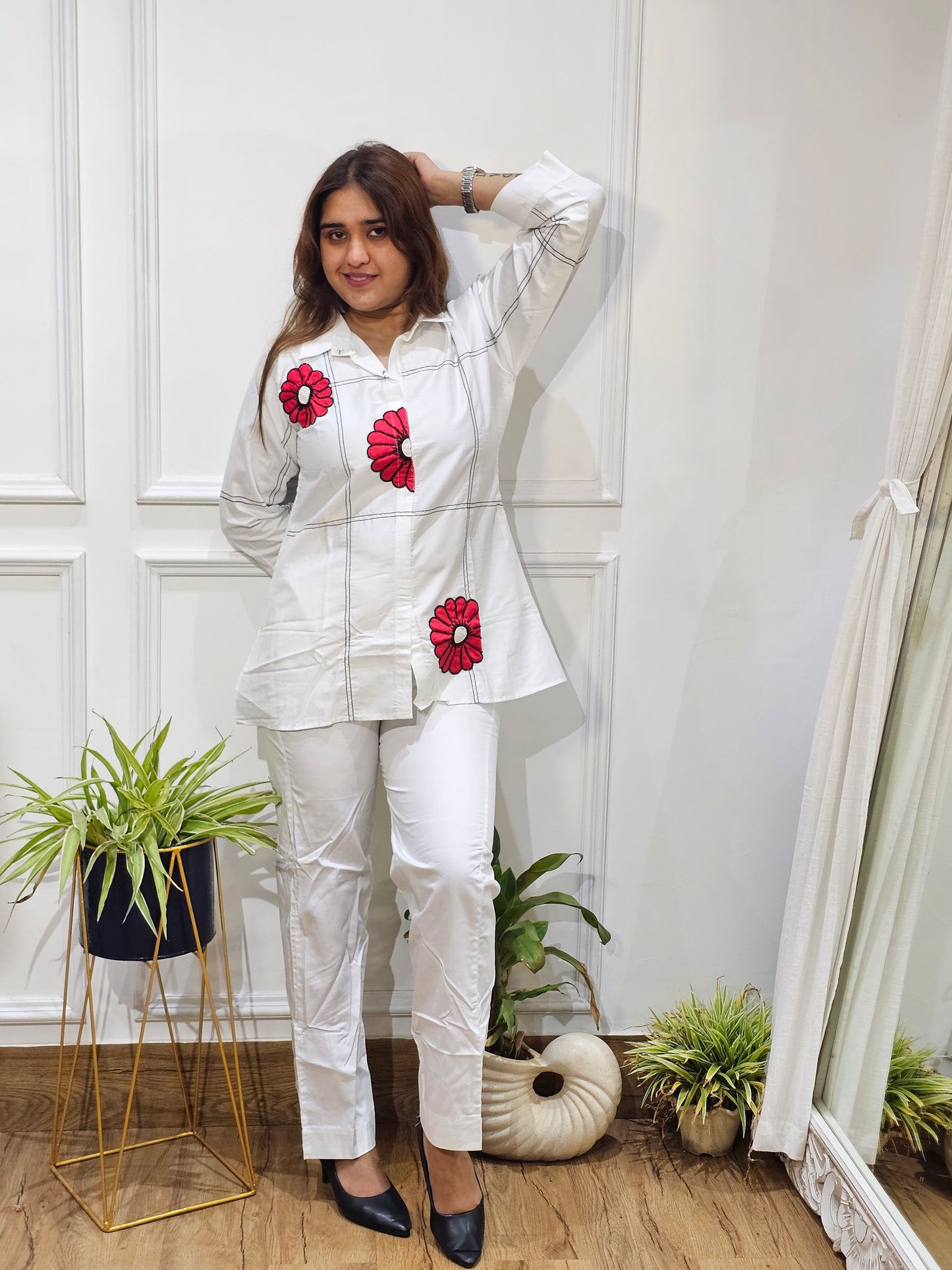 Jeenas white thread detailed cordset