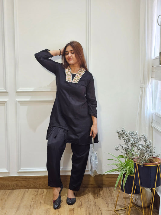 Jeenas embroiderd black cordset