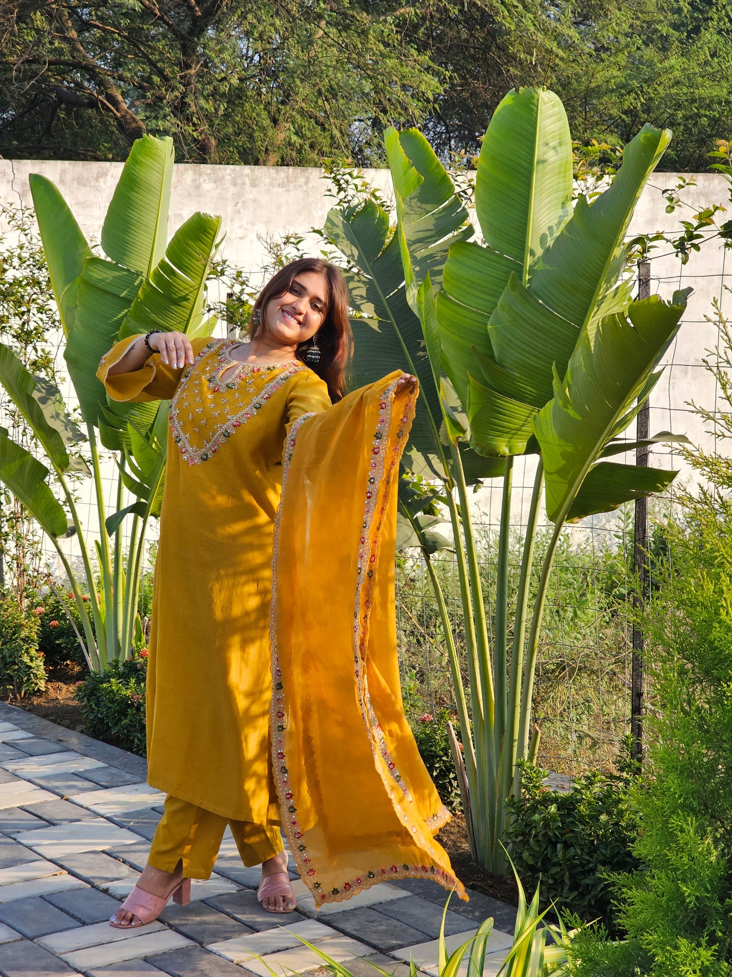Jeenas heavy embroidered suit set