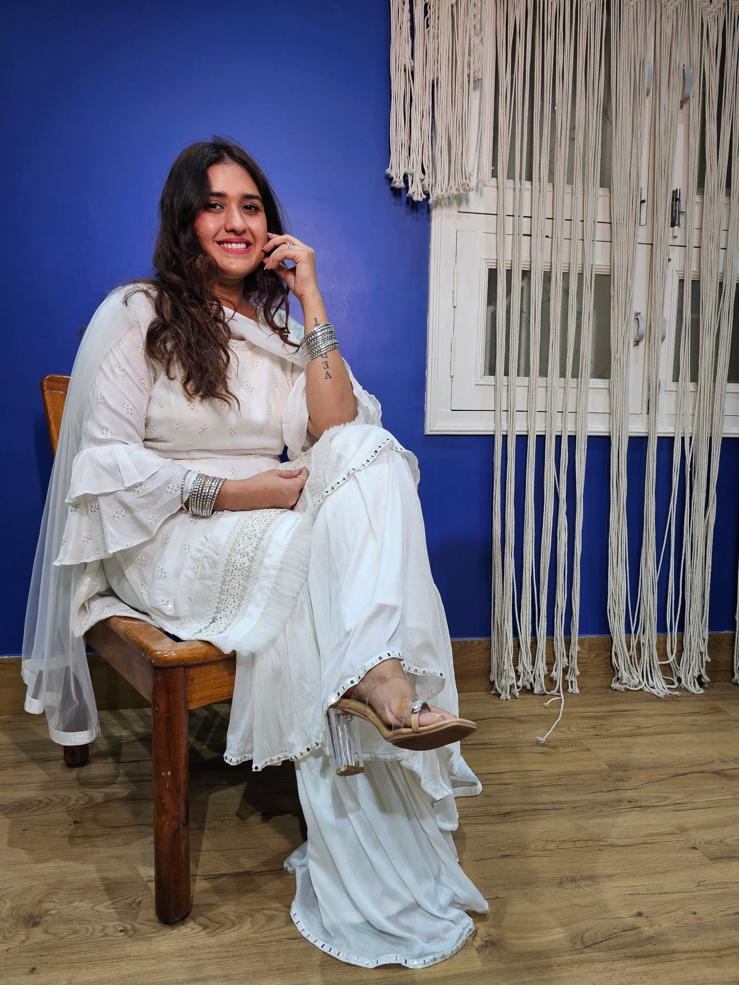 Jeenas white divider suit