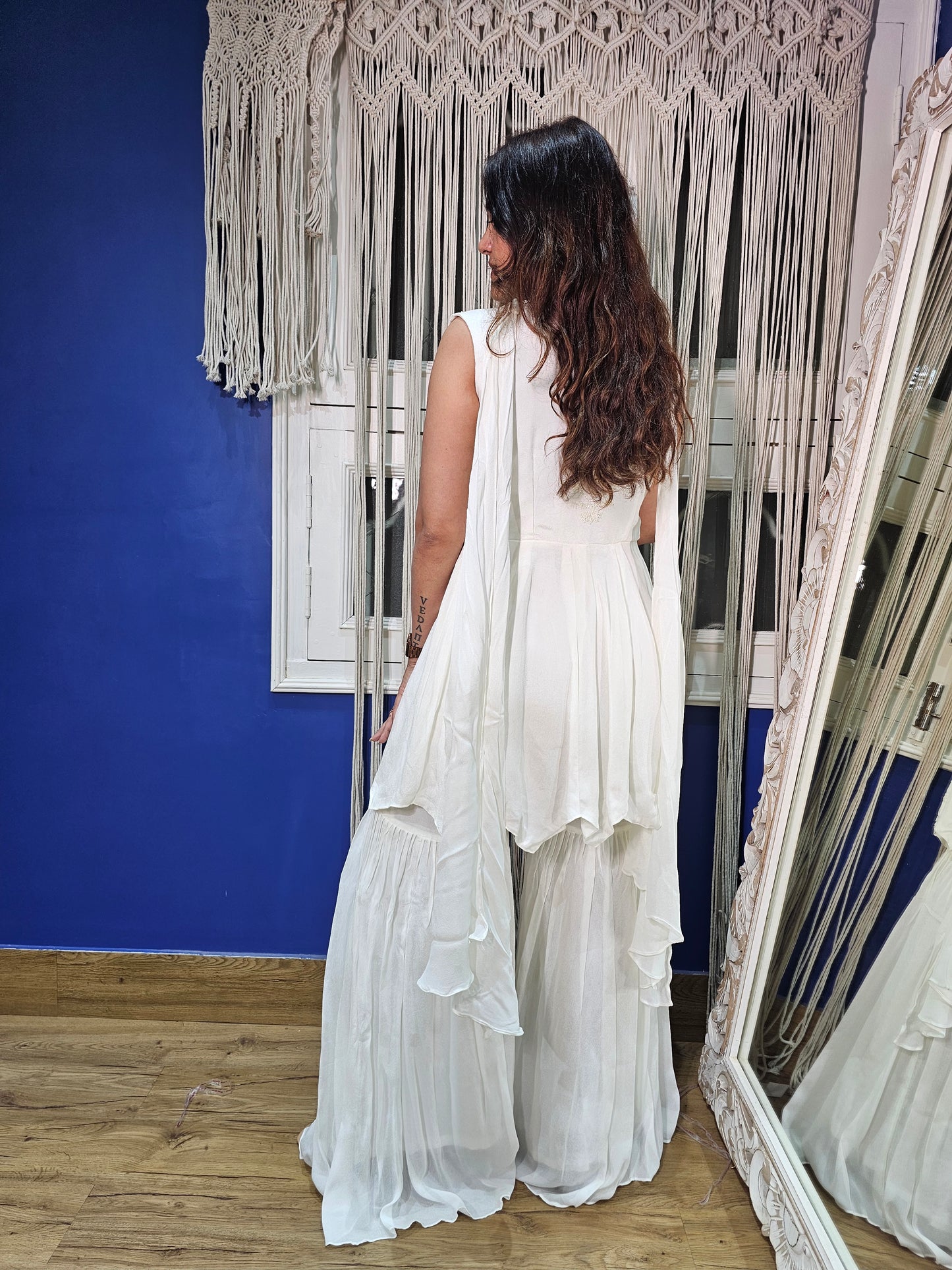 Jeenas white divider suit set
