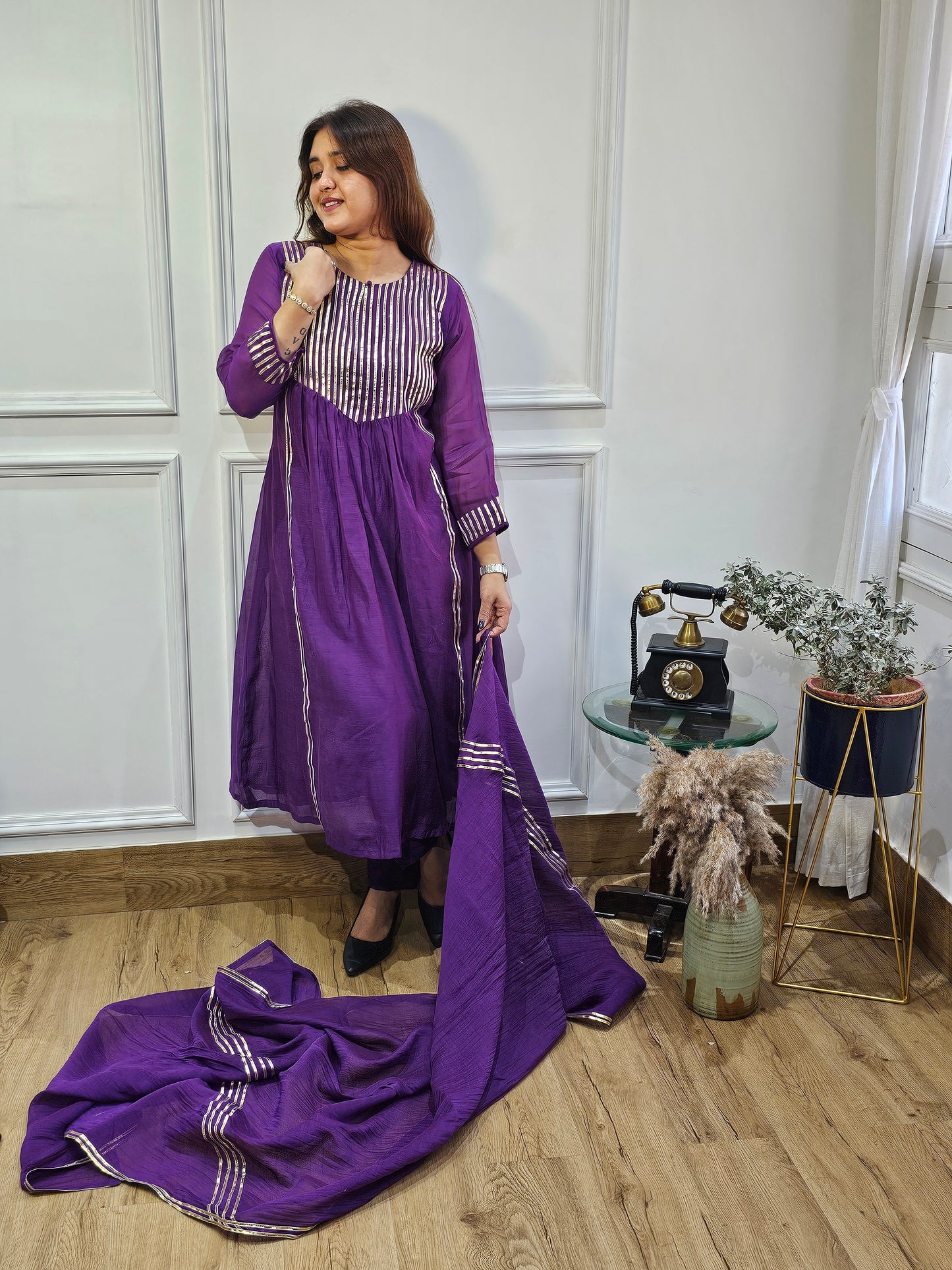 Jeenas gota detailed suit set