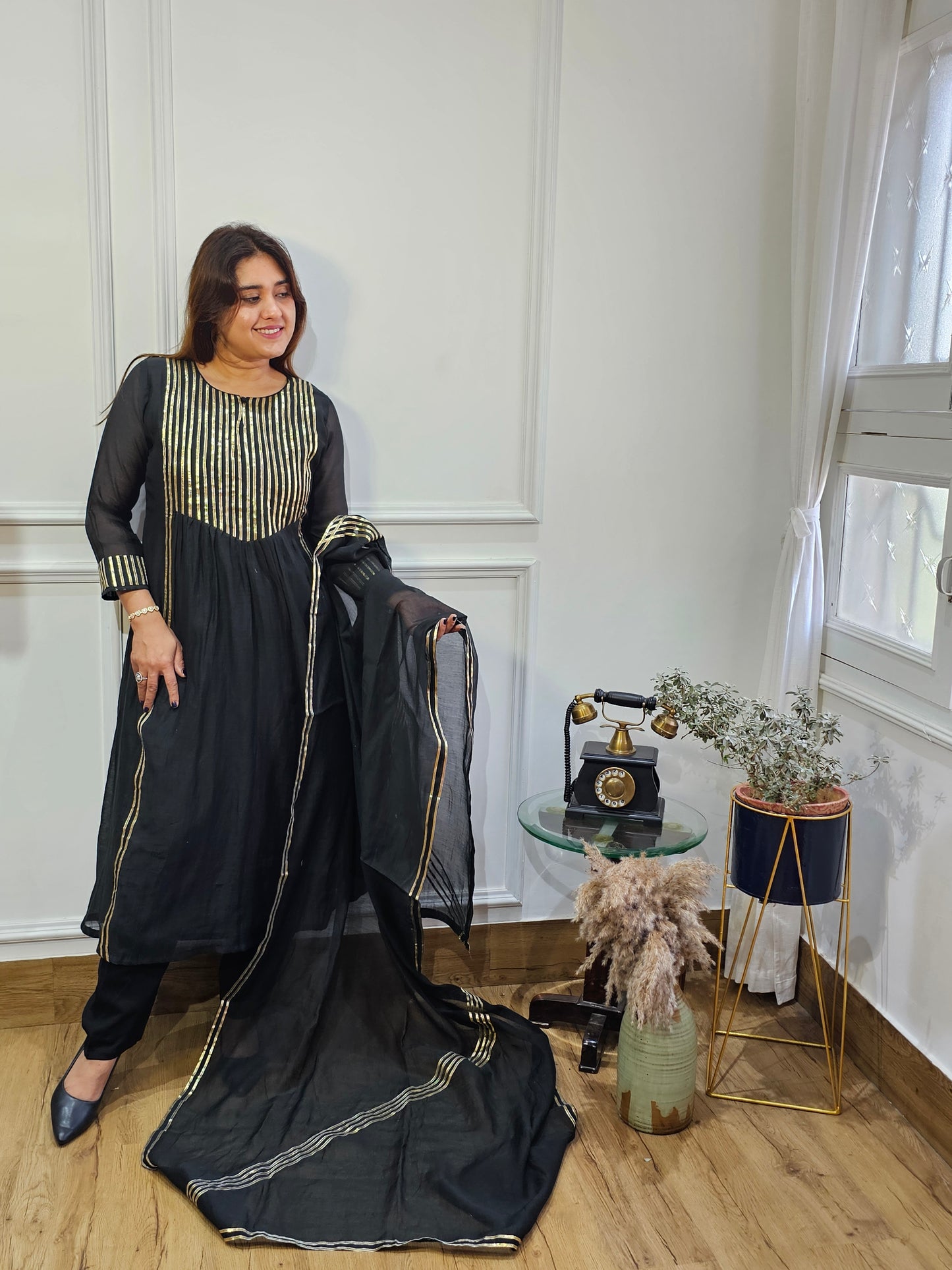Jeenas gota detailed suit set