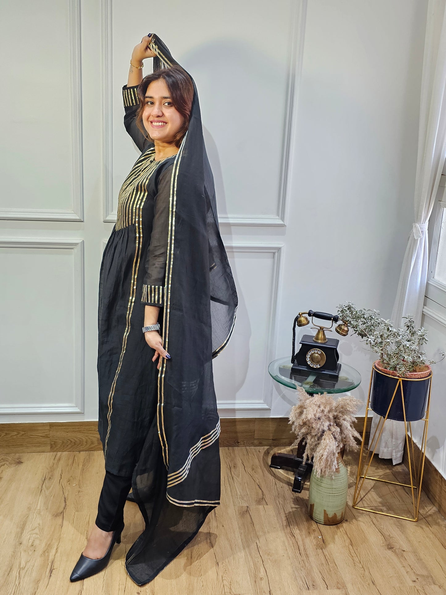 Jeenas gota detailed suit set