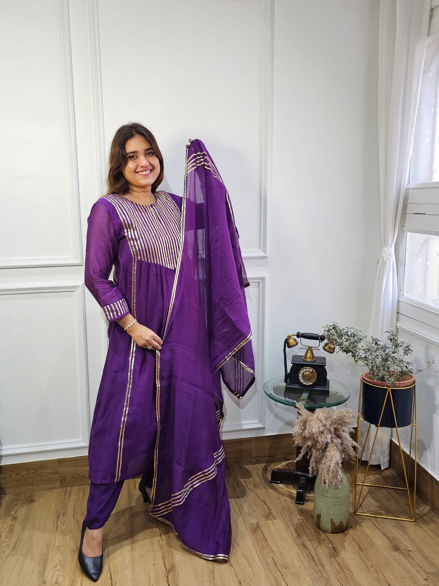 Jeenas gota detailed suit set