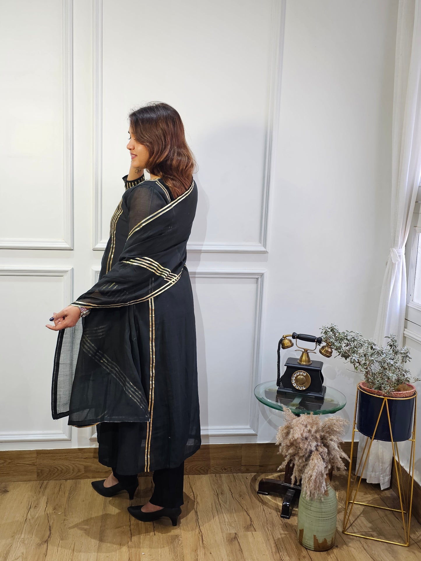 Jeenas gota detailed suit set